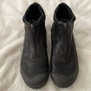 Womens Clark’s Muckers size 9 boot with leather upper